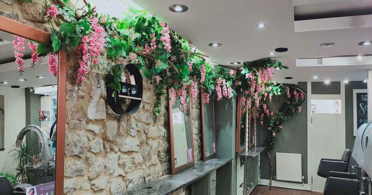 دیزاین سالن زیبایی با گل
