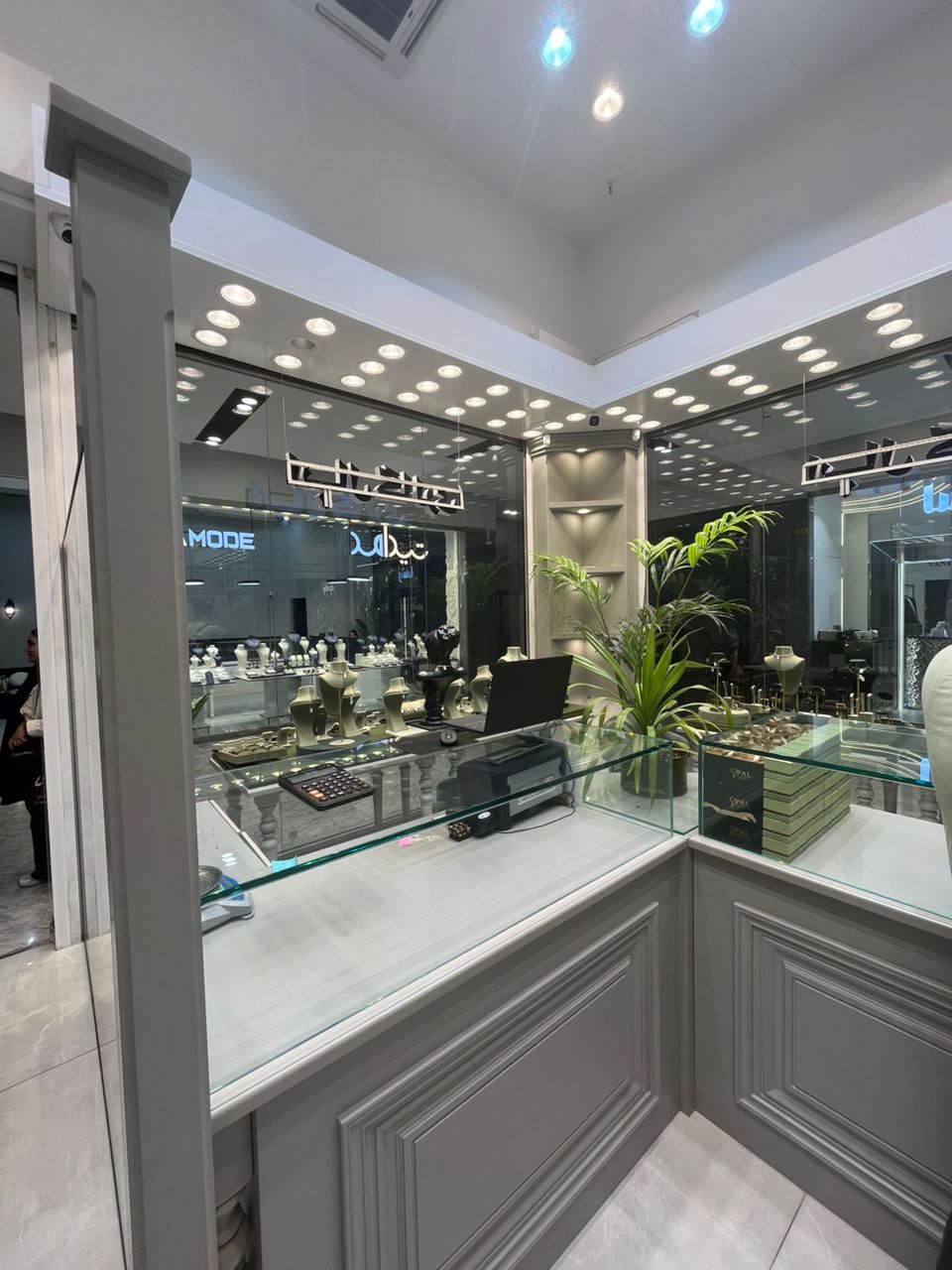 باسازی جواهر فروشی